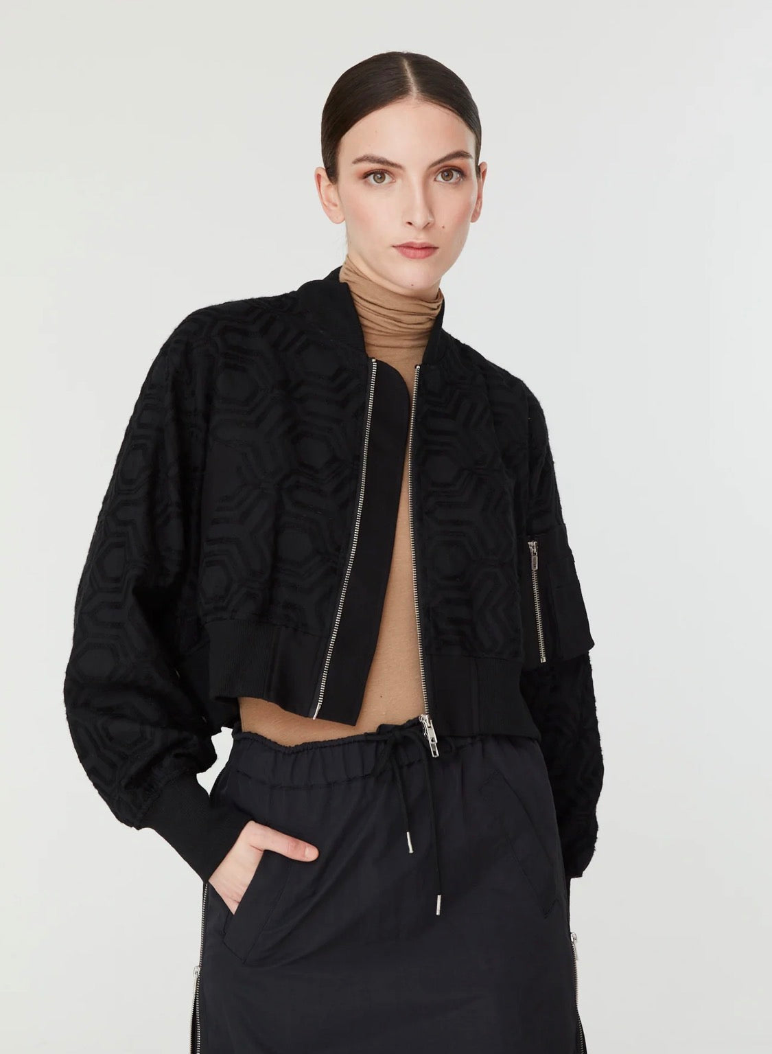 Bomber corta negra con textura geométrica