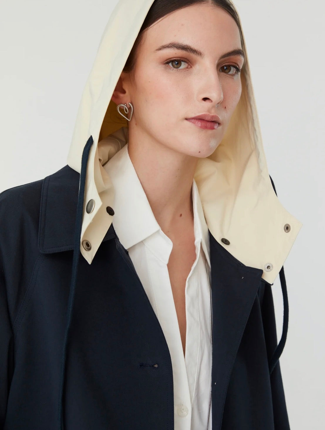 Chaqueta gabardina con capucha desmontable