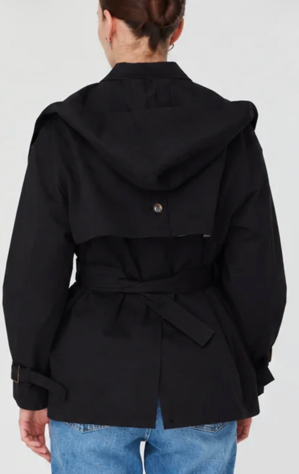 Trench corto con capucha de corbata