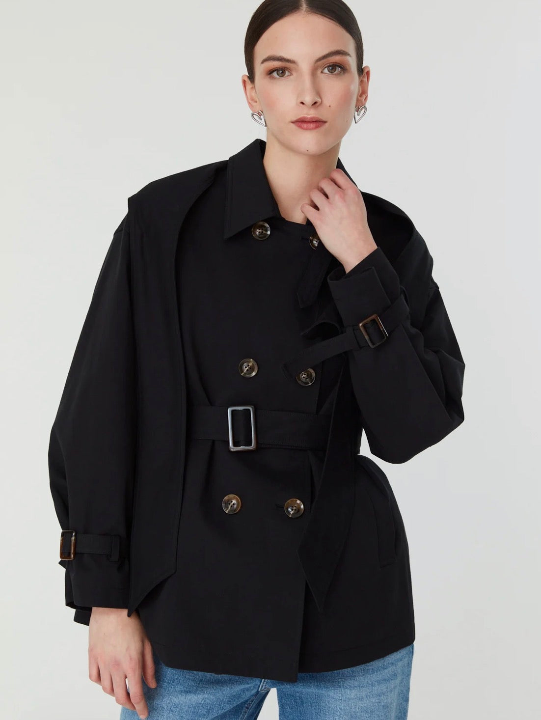 Trench corto con capucha de corbata