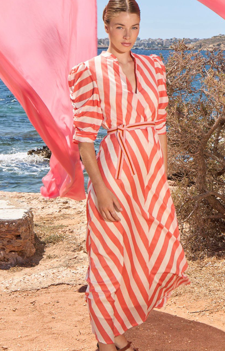 Vestido Midi "Optical Coral" con Estampado de Rayas en Chevron