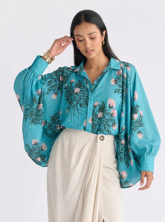 Blusa Oversize Turquesa con Estampado Botánico y Mangas Murciélago