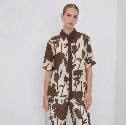 Camisa de Lino Texturizado con Estampado Botánico y Cuello a Contraste