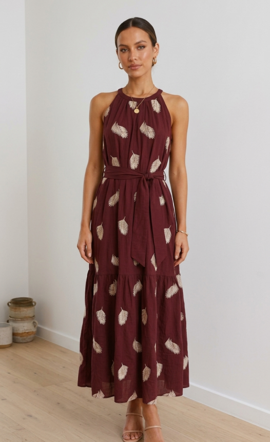 Vestido largo con escolte halter y bolsillos a los lados color burdeos con bordados beis