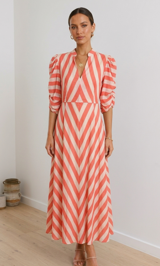Vestido Midi "Optical Coral" con Estampado de Rayas en Chevron