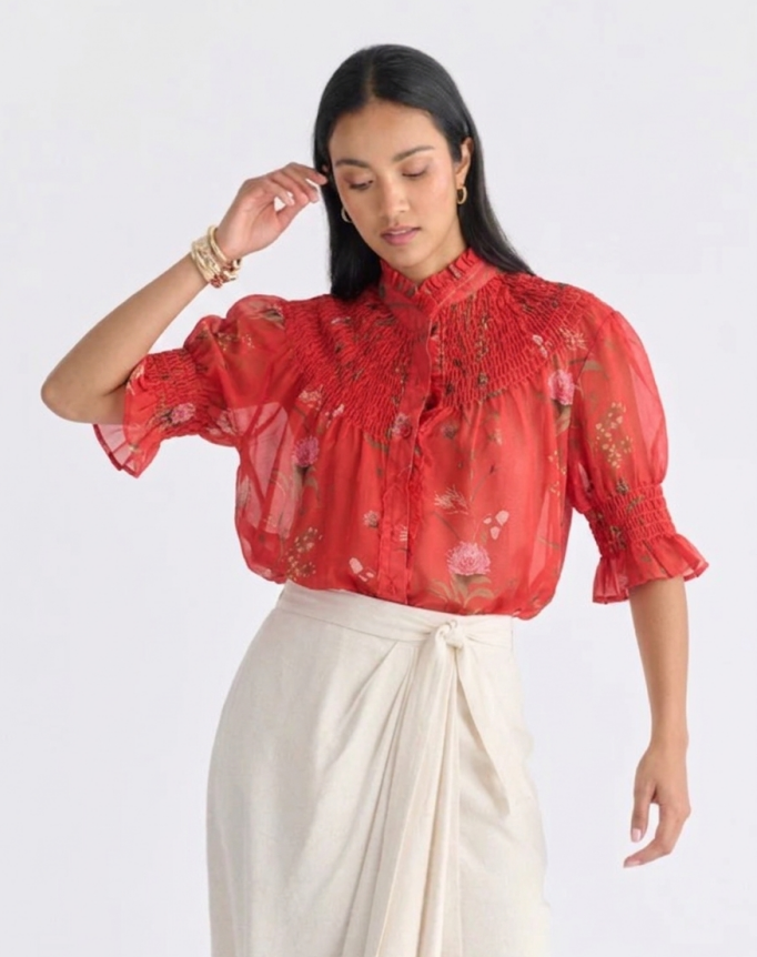 Blusa Gasa Flor "Jardín Carmesí" con Cuello Fruncido y Mangas Abullonadas
