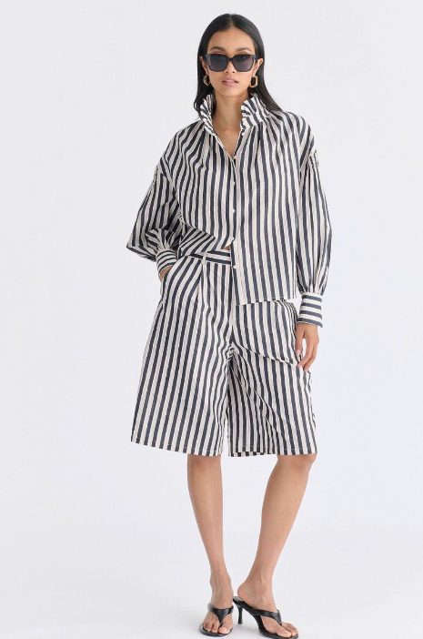 Camiseta Halter Minimalista con Eje Vertical en Contraste