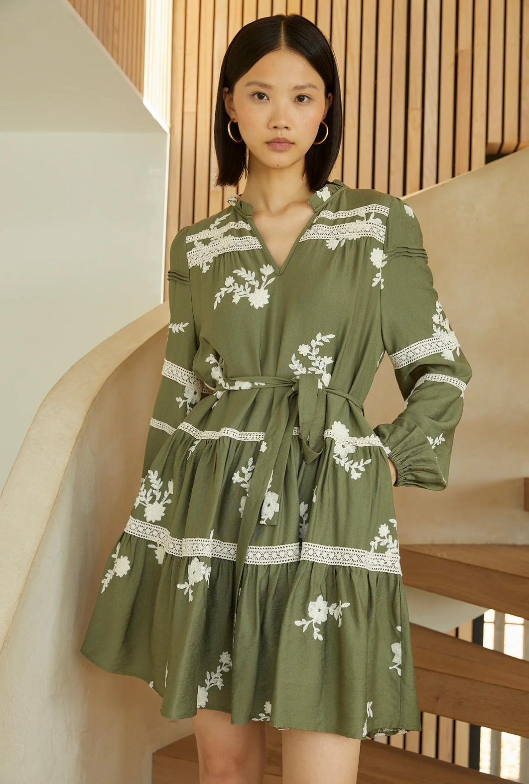 Vestido Corto Bohemio Romántico con Bordado Floral y Encaje de Guipur