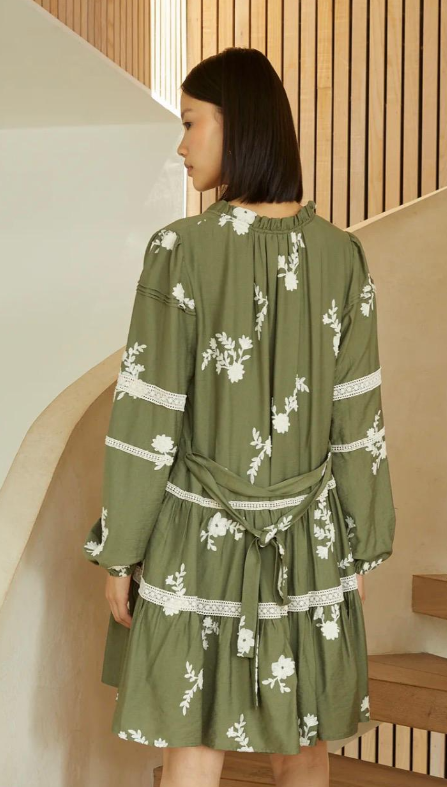 Vestido Corto Bohemio Romántico con Bordado Floral y Encaje de Guipur