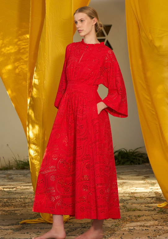 Vestido Rojo Bordado Elegancia Atemporal