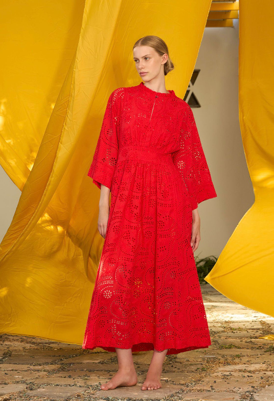 Vestido Rojo Bordado Elegancia Atemporal