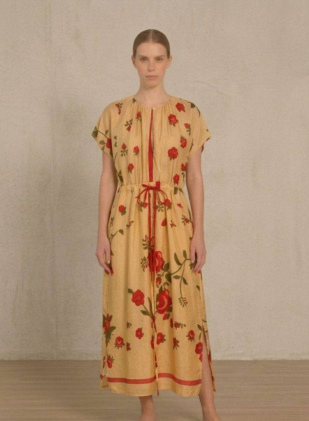 Vestido en Seda de Morera con Estampado de Rosas y Bolsillos Laterales