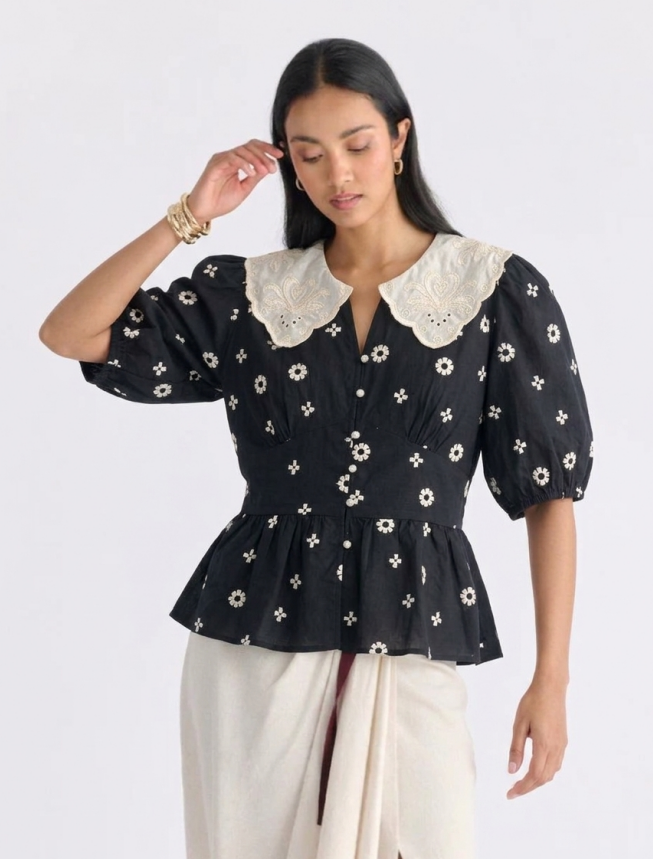 Blusa Negra Jovonna London – Estilo Romántico con Cuello de Encaje
