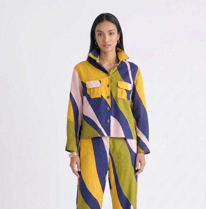 Blusa Estampada de Ondas Retro – Colores Vibrantes y Estilo Estructurado
