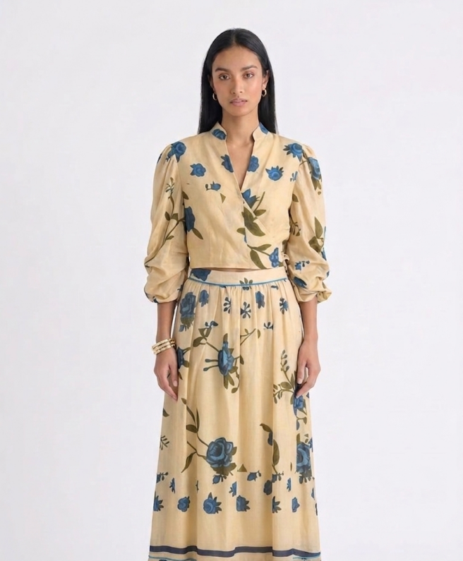 Top Crop Floral Satinado – Beige con Flores Azules y Mangas Abullonadas