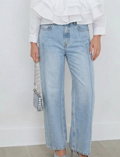 Jeans Wide Leg de Lavado Claro – Detalle de Pinzas Frontales