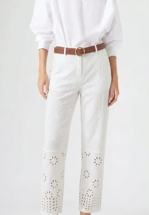 Pantalón Blanco con Bordado Suizo – Estilo Romántico y Fresco