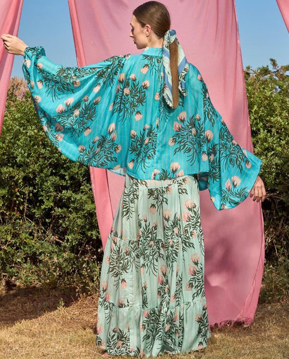 Falda larga de corte escalonado en verde menta con estampado floral