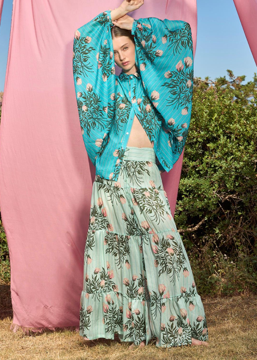 Falda larga de corte escalonado en verde menta con estampado floral