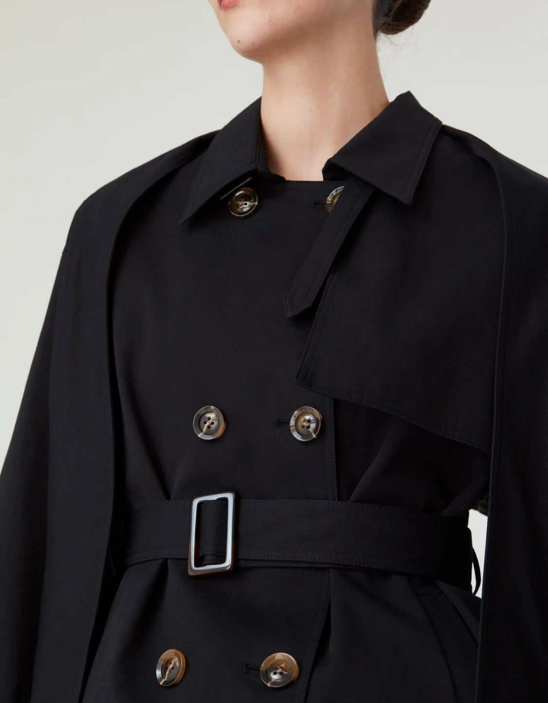 Trench corto con capucha de corbata
