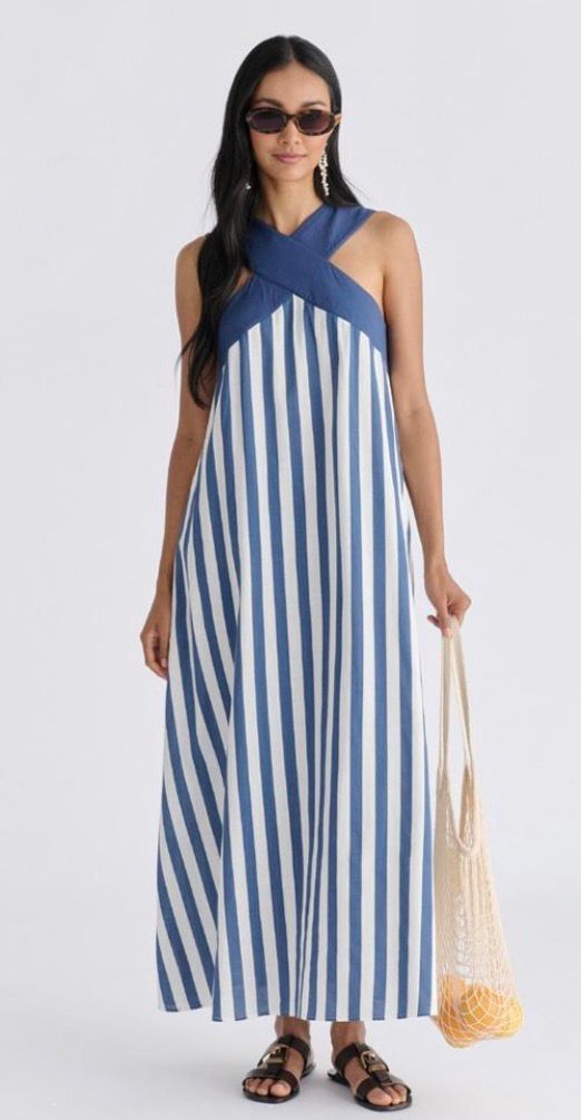 Maxivestido "Brisa Marina": Diseño Halter Cruzado con Rayas Náuticas