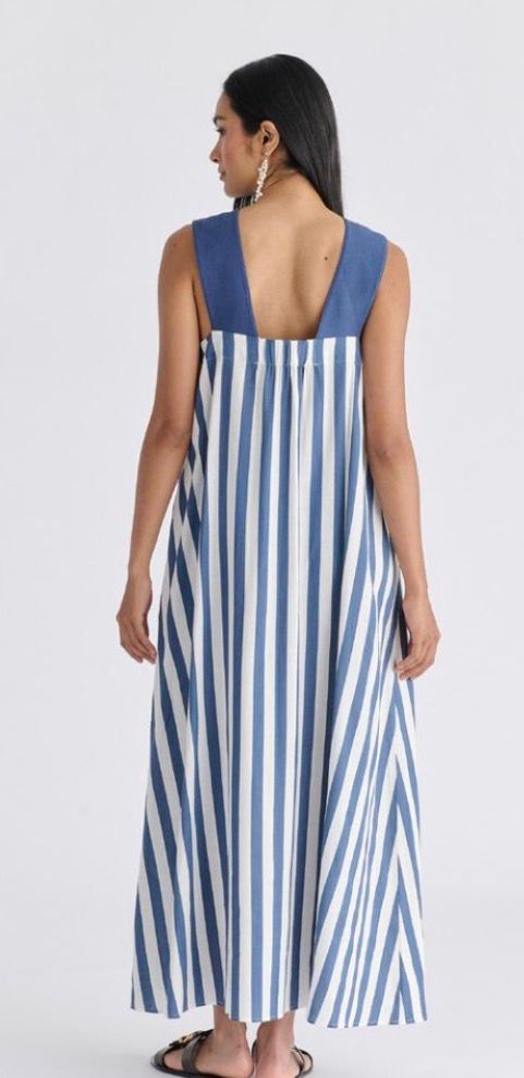 Maxivestido "Brisa Marina": Diseño Halter Cruzado con Rayas Náuticas