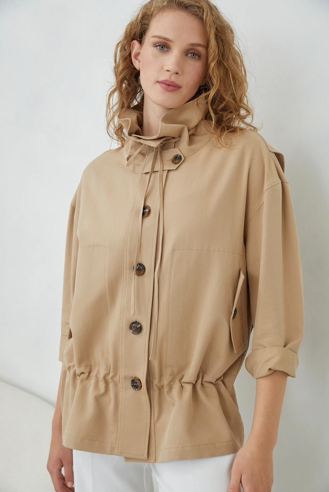 Parka Utilitaria "Camel Chic" con Ajuste Adaptable