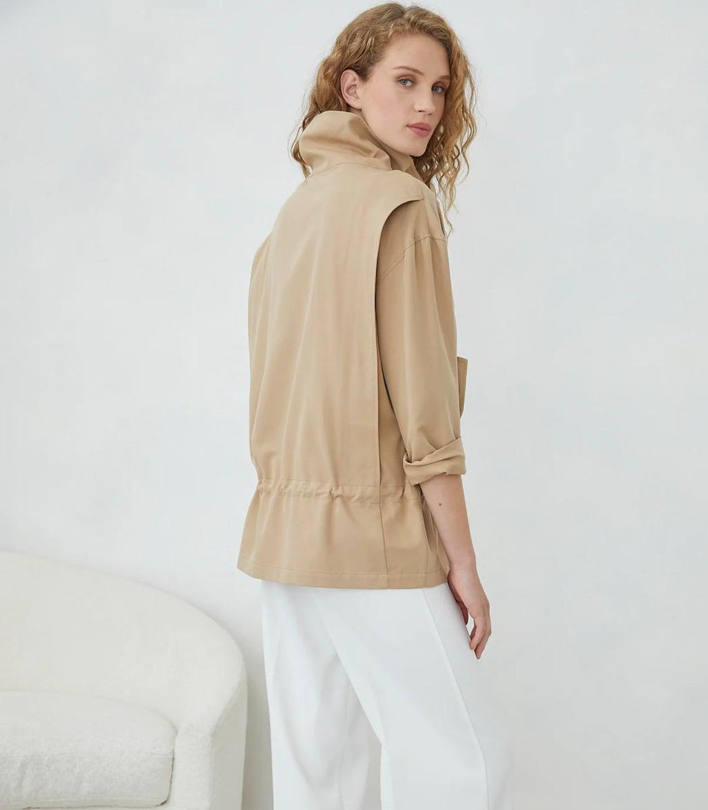 Parka Utilitaria "Camel Chic" con Ajuste Adaptable